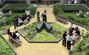 7号館中庭で授業をする様子